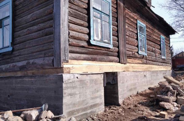 Полная замена фундамента под деревянным домом. Фото: domupgrade. ru