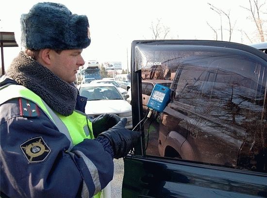 Дорожный инспектор проверяет ливрею