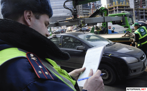 Дорожный инспектор держит записку с краном на заднем плане