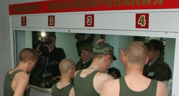 Распределение обмундирования среди солдат