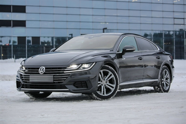 Volkswagen Arteon на подъемнике. Лифтбек из Нидерландов, состояние проверено после 136 000 км пробега.