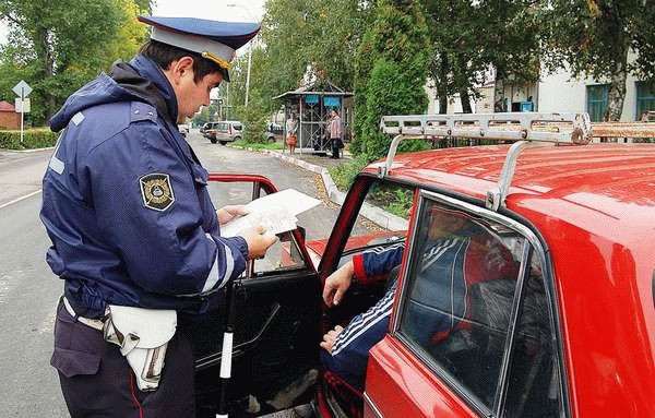 Проверка документов на постах дорожной полиции